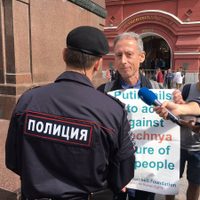 Detienen a activista LGTB por protestar afuera del Kremlin