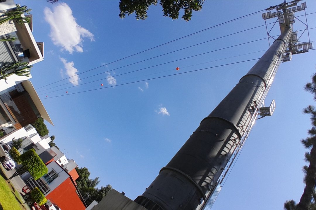Torre sobre zona de Bosques de Uruapan, que fue deforestada para la construcción a pesar de un amparo. Foto de Patricia Monreal