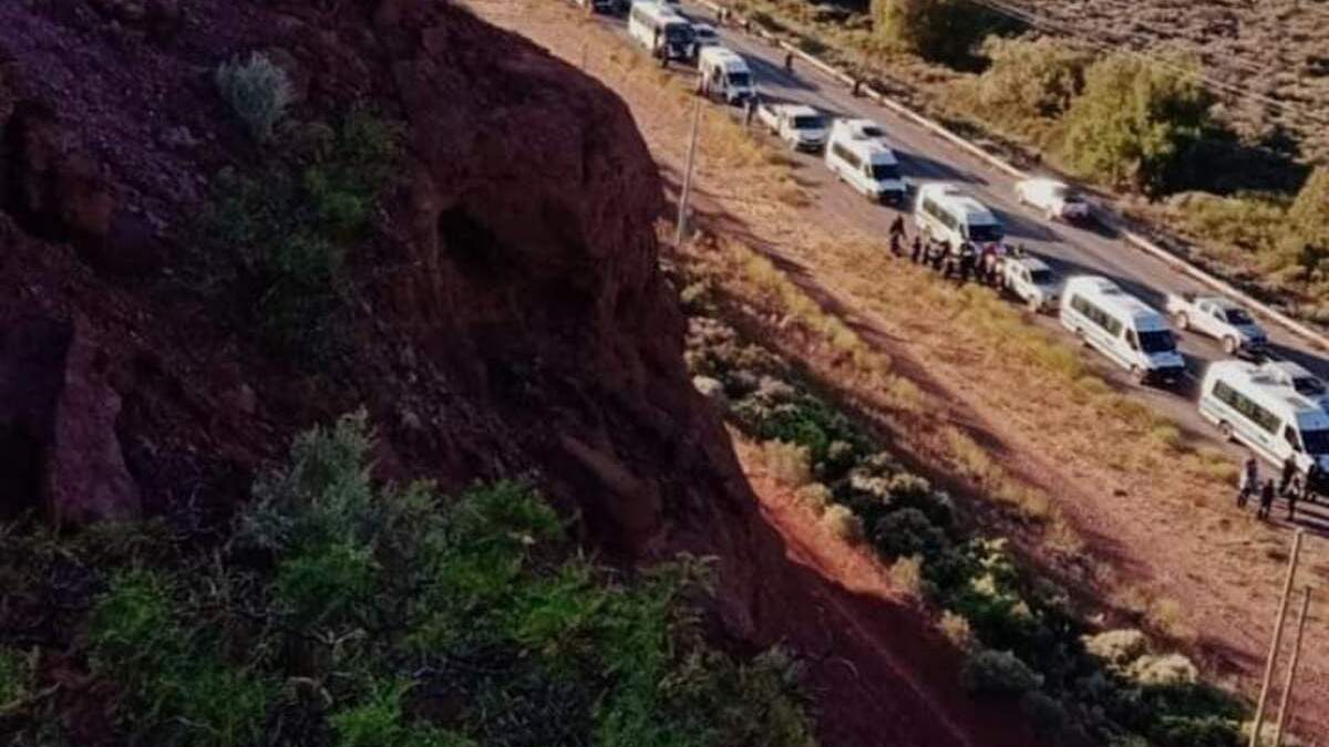 La larga fila de vehículos obstaculiza el ingreso y la salida de Añelo. Fuente: (Facebook)
