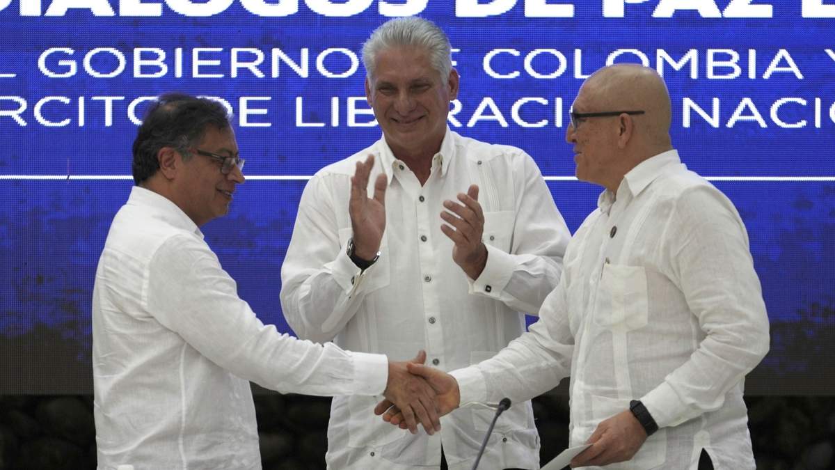 El presidente cubano Miguel Díaz-Canel aplaude mientras Gustavo Petro y el comandante del ELN Antonio García se dan la mano en La Habana, el 9 de junio de 2023