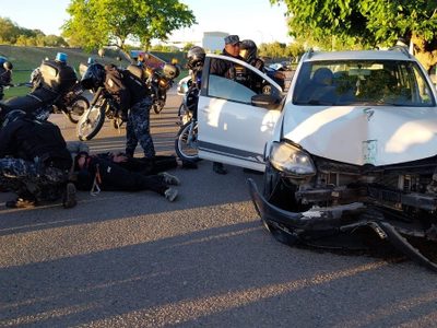 Atropelló a un inspector de Tránsito y al escapar chocó en el puente carretero Neuquén-Cipolletti