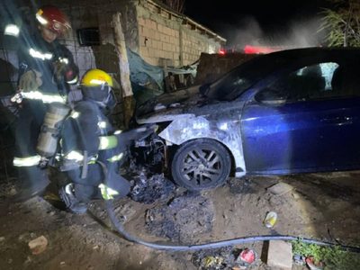 Investigan la quema intencional de un auto en Centenario