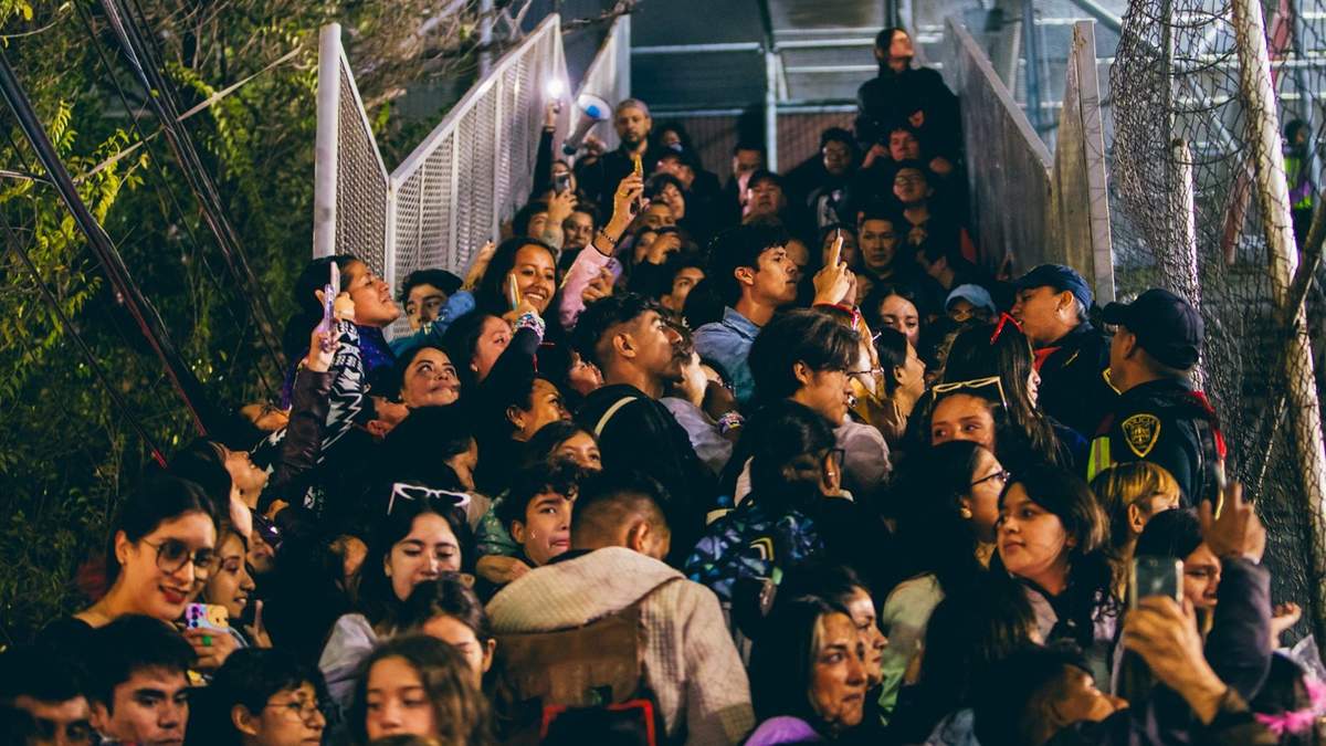 Swities abarrotaron las escaleras de un puente peatonal para escuchar el concierto de Taylor Swift