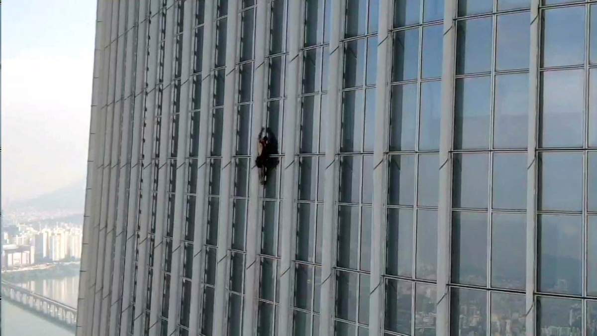 El británico no identificado mientras escala el rascacielos Lotte World Tower