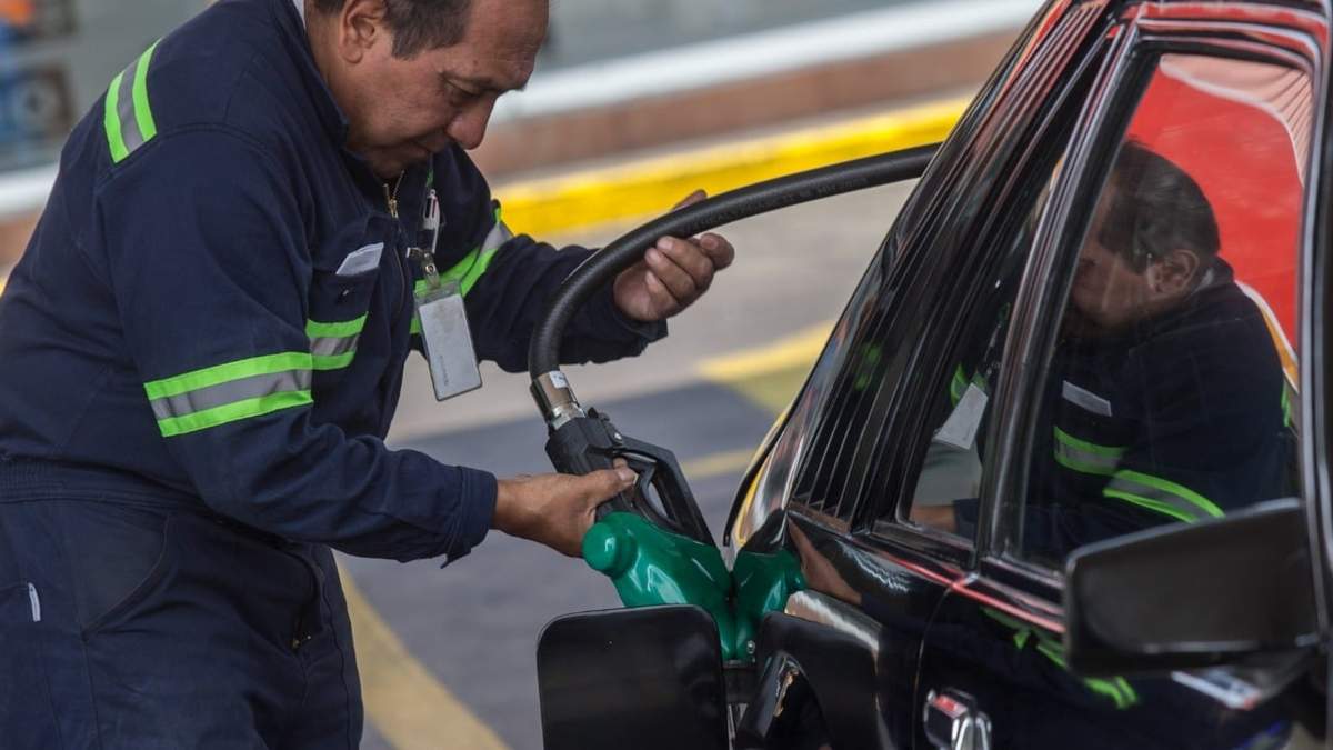 Carga de combustible en una gasolinera de la CDMX