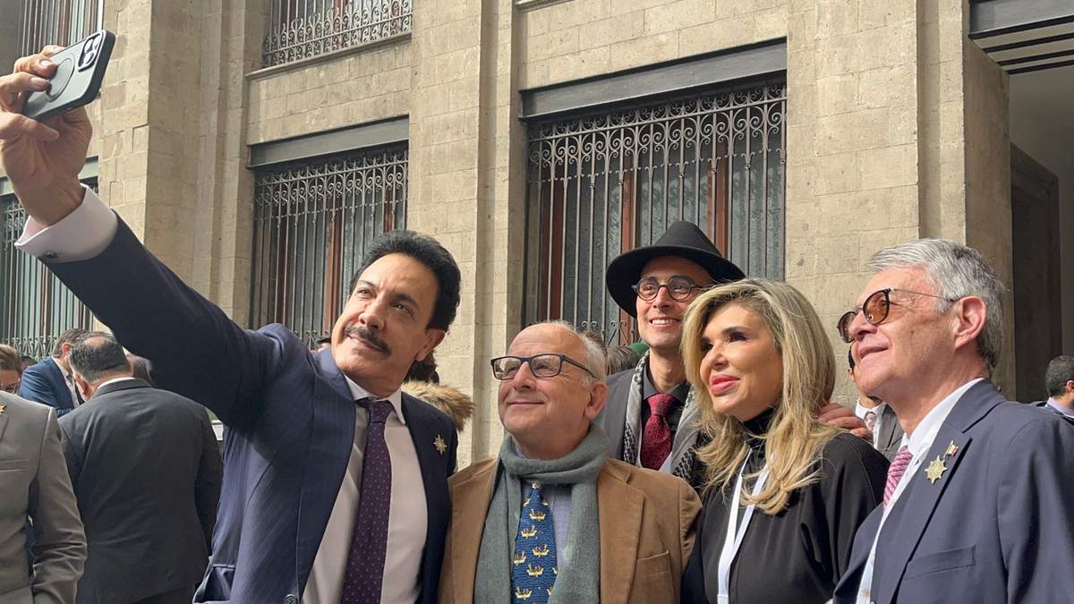 Embajadores de México a su llegada a Palacio Nacional