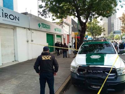 “Justiciero” dispara a dos asaltantes en un microbús y mata a uno de ellos