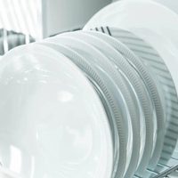 No comprés unos nuevos: mirá cómo quitar los rayones de tus platos con solo 2 ingredientes que tenés en casa