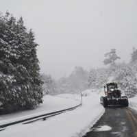 Turistas varados y caminos interrumpidos por la intensa nevada en la cordillera de Neuquén
