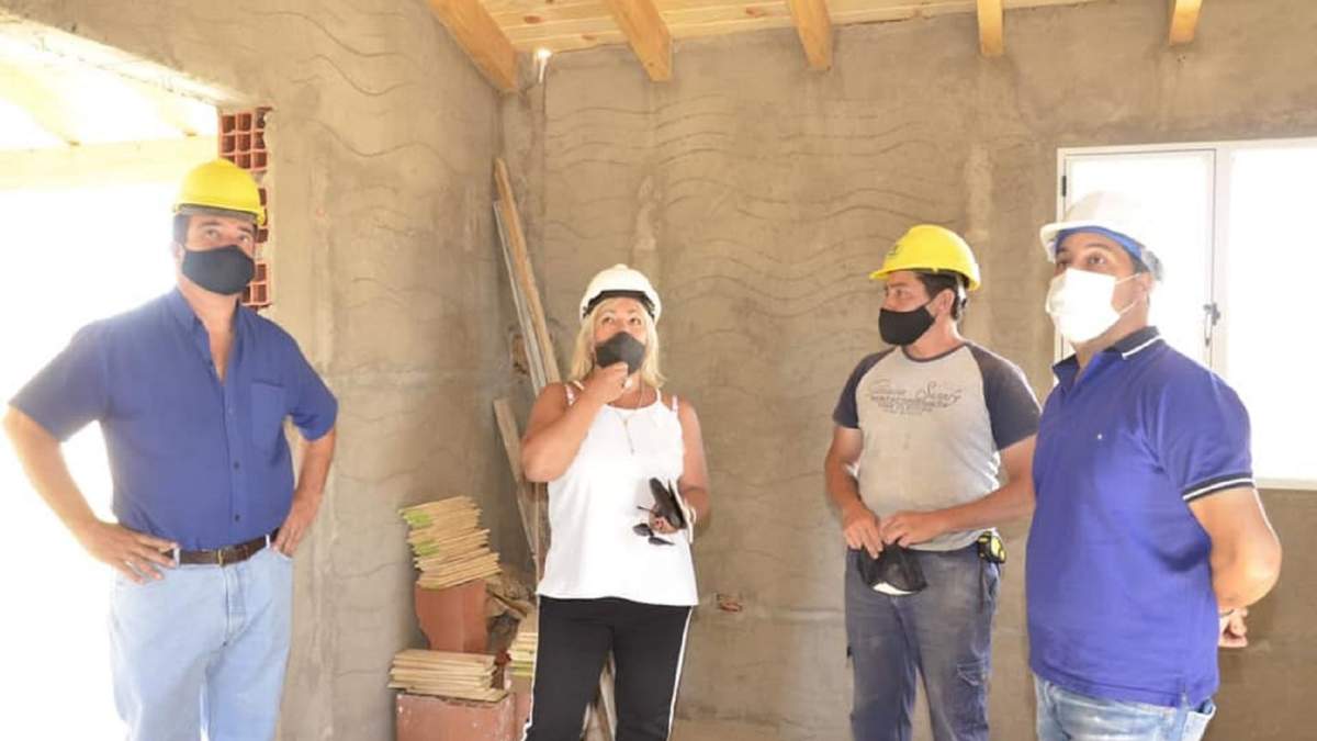 Los funcionarios observan el avance de la obra. Fuente: (Twitter)