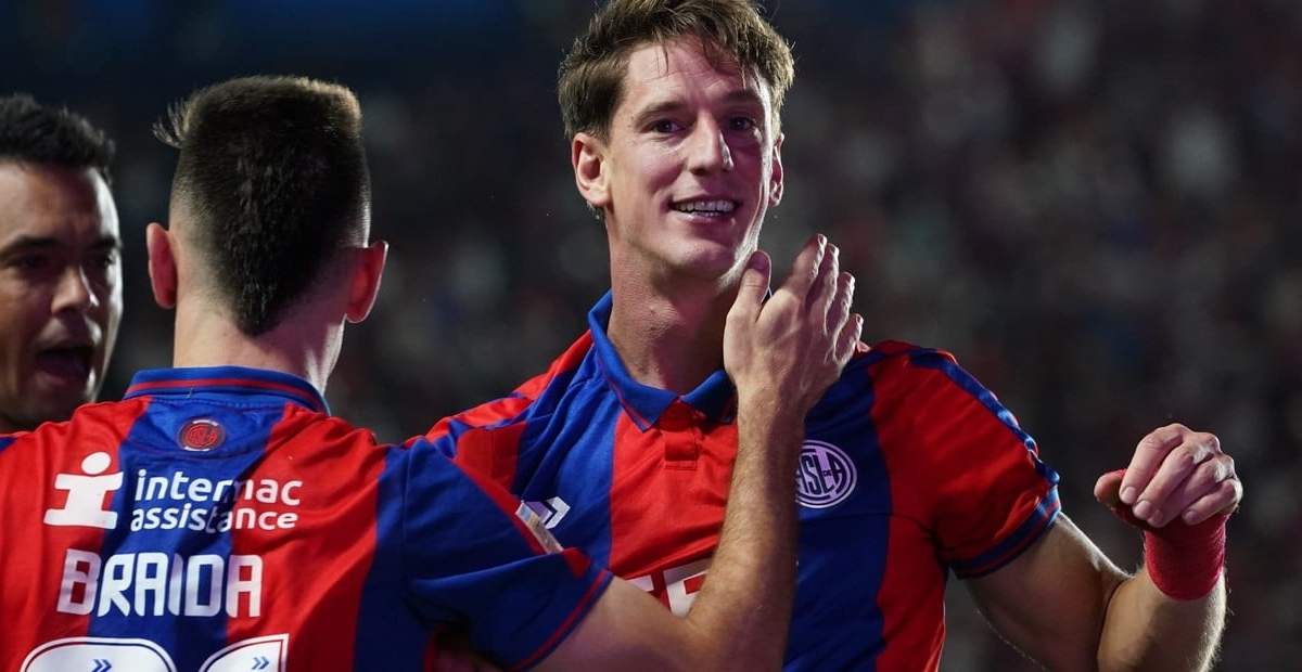 El delantero Andrés Vombergar, quien abrió el marcador.