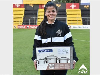 Premian con ollas a jugadora estrella de futbol; esto fue lo que hizo