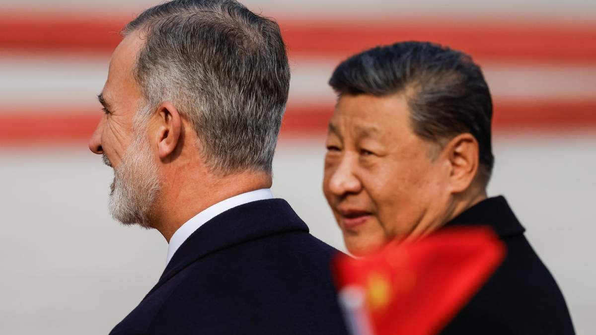 El rey Felipe VI de España, a la izquierda, y el presidente de China, Xi Jinping, asisten a una ceremonia de bienvenida en el Gran Salón del Pueblo en Beijing, China