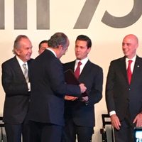 A puerta cerrada, EPN entrega reconocimiento del ITAM a Calderón