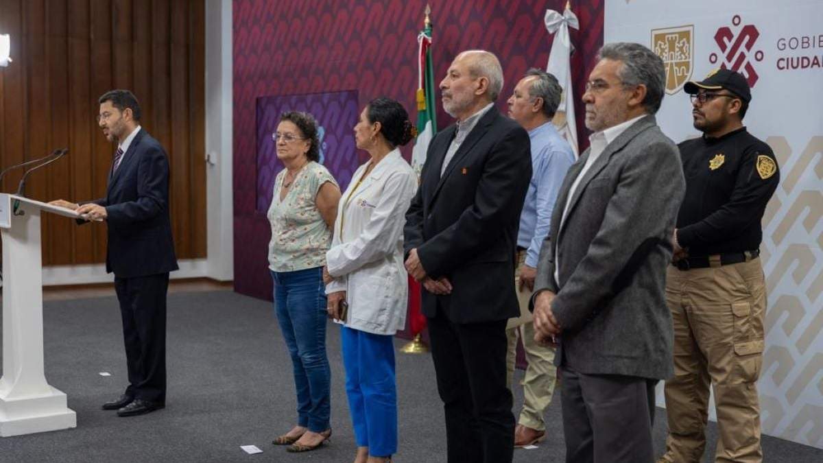 Conferencia de funcionarios capitalinos sobre la ola de calor