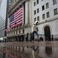 Respira la economía; ligera recuperación del peso
