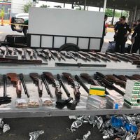 Decomisan arsenal en puente que conecta a NL con Texas