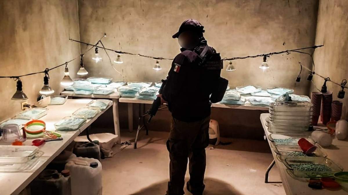 La Fiscalía General de la República (FGR), a través de la Fiscalía Especializada en materia de Delincuencia Organizada (FEMDO), con apoyo de elementos de la Agencia de Investigación Criminal (AIC), en su región Noroeste, aseguraron alrededor de 306 mil pastillas de probable fentanilo, durante un cateo realizado en la colonia Lomas del Valle, en Tijuana, Baja California. En esta acción, la Policía Federal Ministerial (PFM), de la AIC, bajo la conducción del Ministerio Público de la Federación (MPF), ejecutaron la diligencia de la carpeta de investigación por delitos de contra la salud, donde también aseguraron recipientes con polvo con características propias del fentanilo, metanfetamina y otras sustancias aún por definir