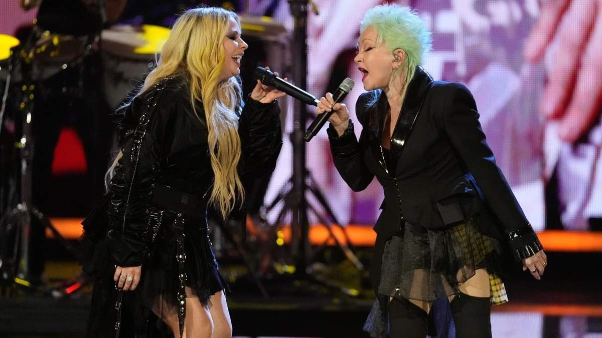 Avril Lavigne y Cyndi Lauper actuaron durante la ceremonia de ingreso al Salón de la Fama del Rock & Roll de 2025, el sábado 8 de noviembre.