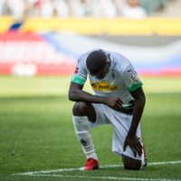La figura del Mönchengladbach que festejó en tributo a George Floyd