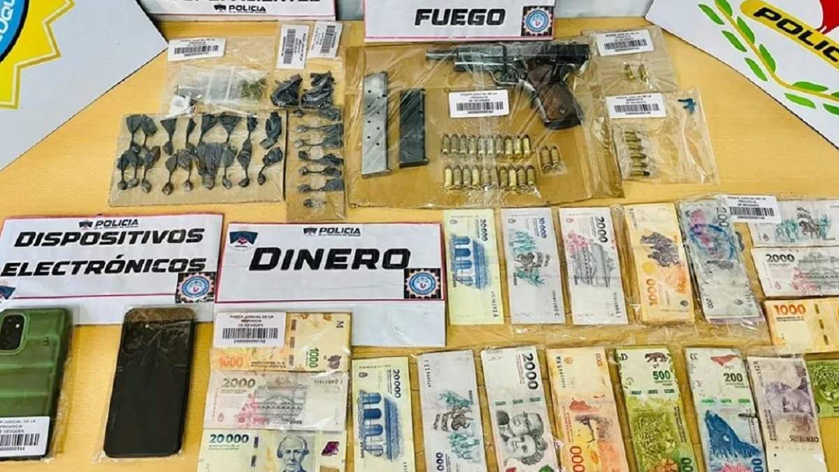 El secuestro de dinero, cocaína y armas, fue el resultado del allanamiento en un domicilio del barrio Aeropuerto de Cutral Co. Fuente (Neuquén Informa)