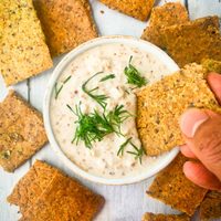 Si te sobró arroz, hacete estos crackers súper crocantes y perfectos como snack o merienda
