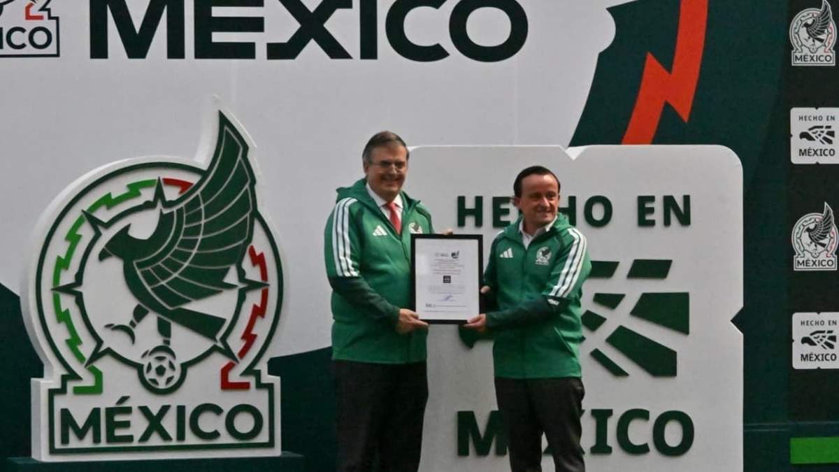 Marcelo Ebrard entrega distintivo “Hecho en México” a la Selección Mexicana de futbol