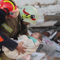 Madre y su bebé son rescatados tras 29 horas bajo los escombros de un edificio en Turquía (Video)