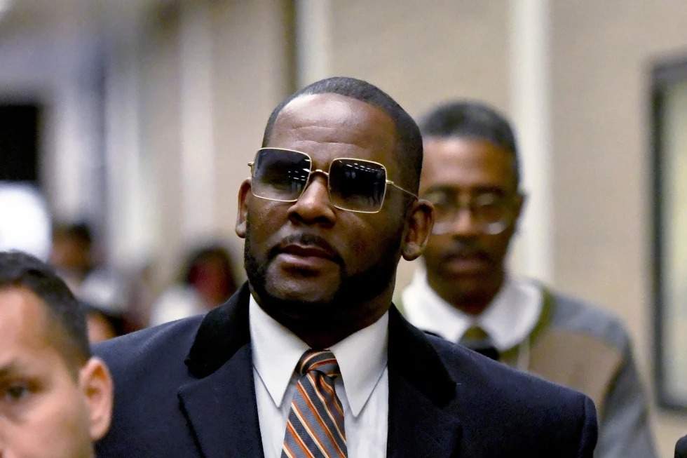 R. Kelly sale del Centro Daley tras una audiencia en su caso de manutención infantil, el 8 de mayo de 2019, en Chicago.