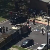 Estrellan un tráiler contra una oficina de seguridad de Texas; hay un muerto y 13 heridos (Videos)