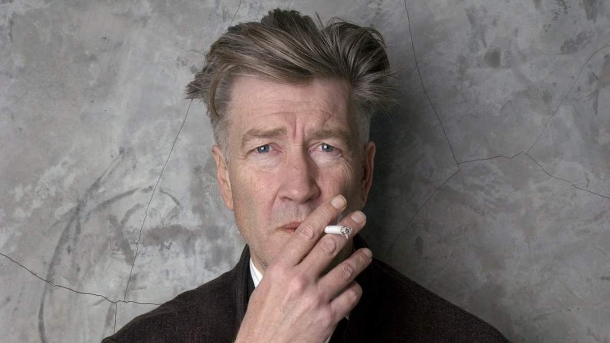 El cineasta David Lynch posa en su casa de Los Ángeles el 14 de marzo de 2002