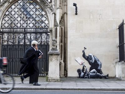 Retirarán del juzgado de Londres mural de Banksy que muestra a un juez golpeando a un manifestante