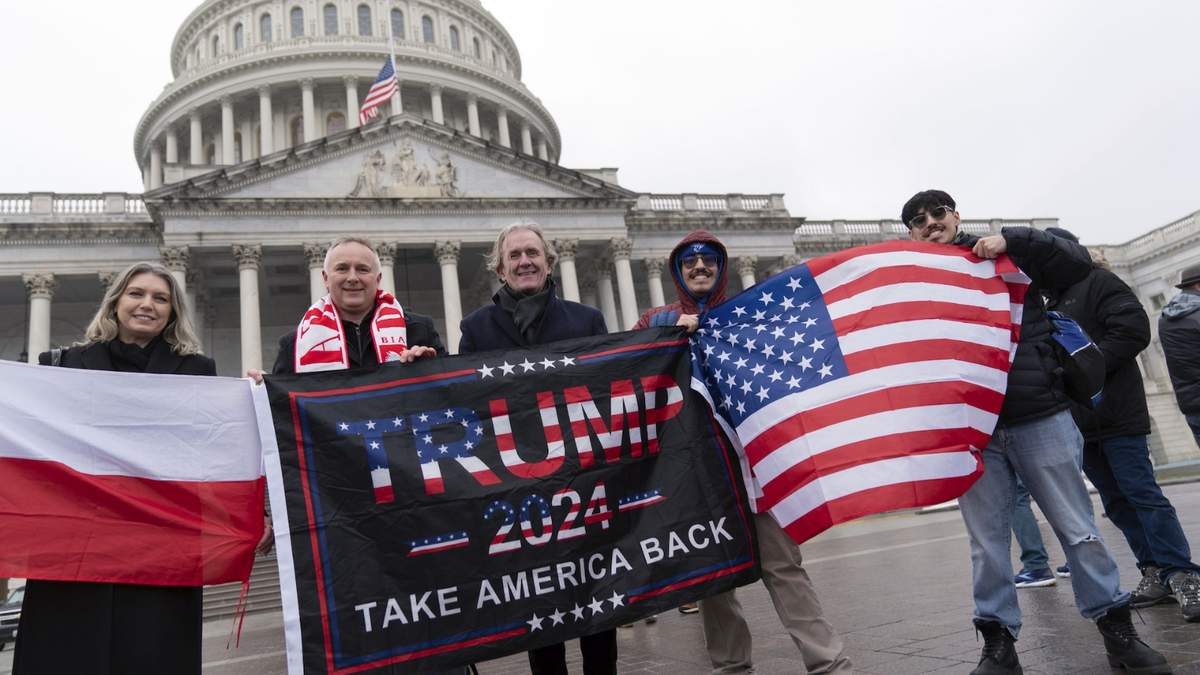 Simpatizantes del presidente electo Donald Trump se toman fotografías este domingo mientras festejan frente al Capitolio