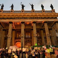 Marcha en Guanajuato termina con dos detenidos: hombre golpeó a mujeres que protestaban (Video)