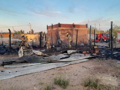 Tres viviendas fueron consumidas por un incendio provocado por la caída de un poste de electricidad