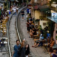 Hanói cierra los cafés junto a las vías porque las personas se ponen en peligro para sacarse selfies