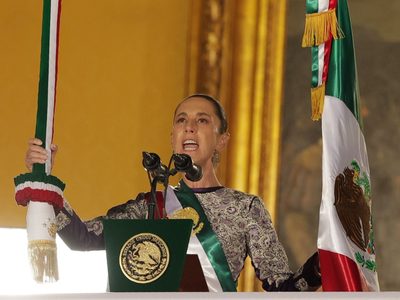 “Vivan las heroínas anónimas”: Sheinbaum dedica el Grito a mujeres, indígenas y migrantes (Video)