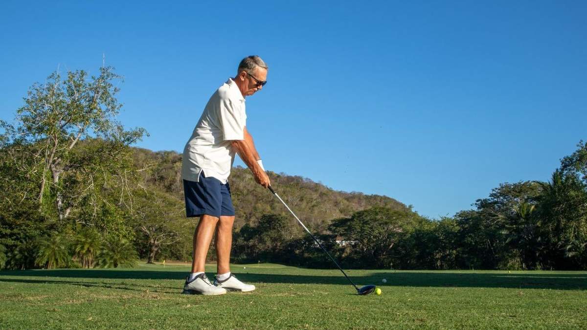 Ricarso Salinas Pliego en el campo de golf Tangolunda