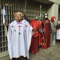 Realizan gays clausura simbólica de la Arquidiócesis; le exigen cesar campaña de odio