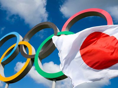 Los cinco anillos de los Juegos Olímpicos se dibujan en el cielo de Tokio