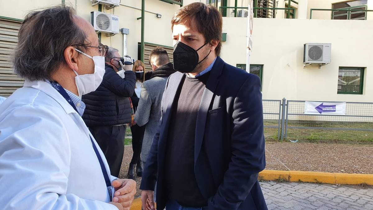 Nicolás Kreplak, viceministro de Salud de Buenos Aires junto a personal médico. Fuente: (Twitter)