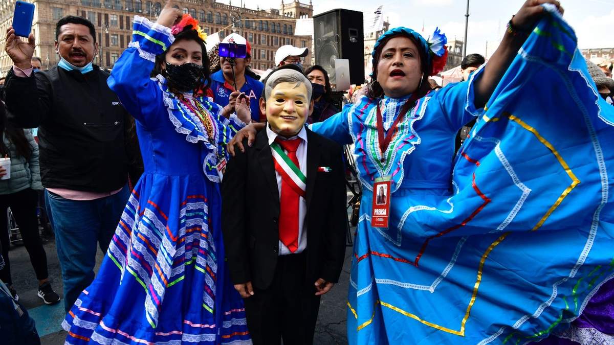 Simpatizantes de López Obrador celebran su cumpleaños 68