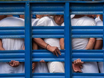 El Salvador pasa una ley para procesar en grupo a los pandilleros y aumentar las penas de cárcel