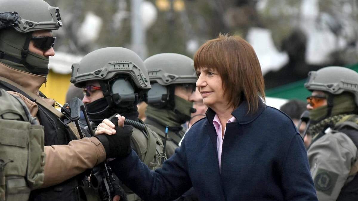 Patricia Bullrich junto a las fuerzas de seguridad. Fuente: (Twitter)