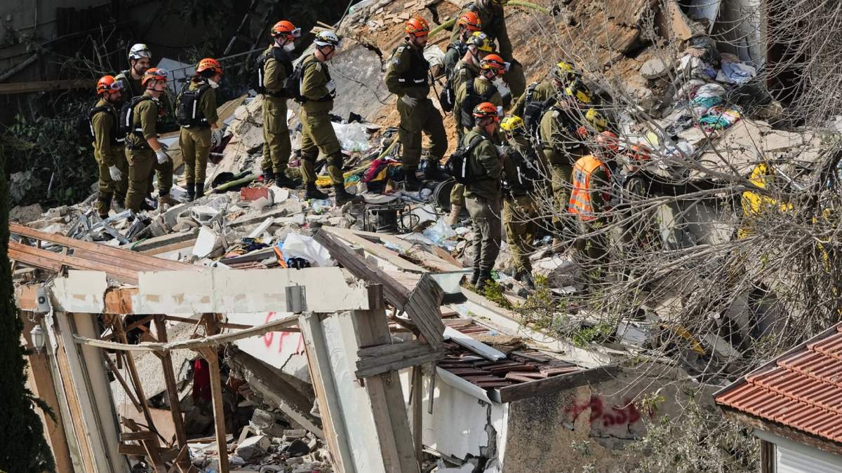 Equipos de rescate israelíes buscan desaparecidos entre los escombros de un edificio residencial golpeado el día anterior por un misil iraní, en Haifa, Israel, el lunes 6 de abril de 2026