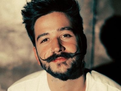 "Para los que preguntan cómo se ve": Camilo compartió una imagen de su bigote al natural