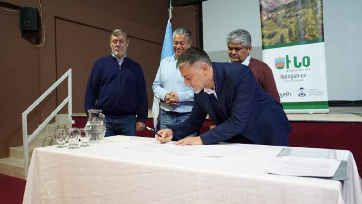 Firma de intendentes con el gobernador para la realización de obras. Fuente: (Neuquén Informa)
