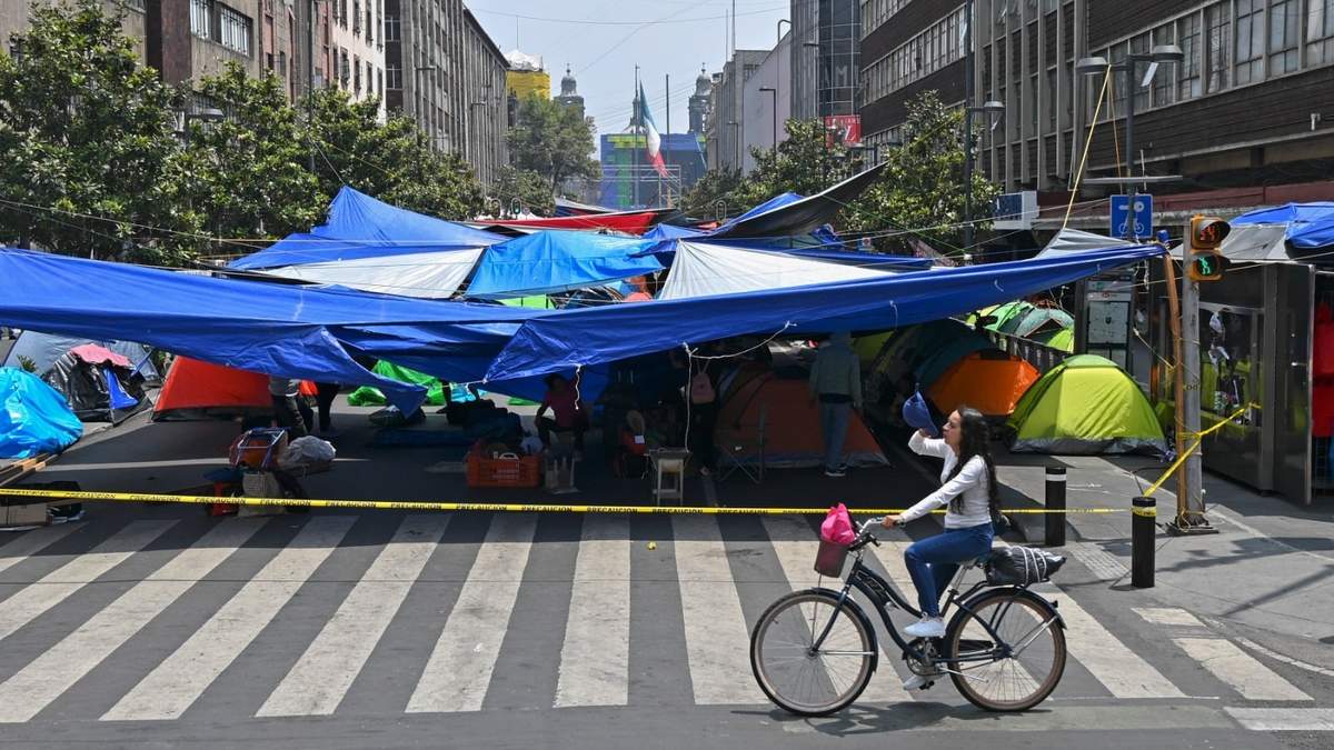 Plantón de la CNTE cerca del Zócalo capitalino