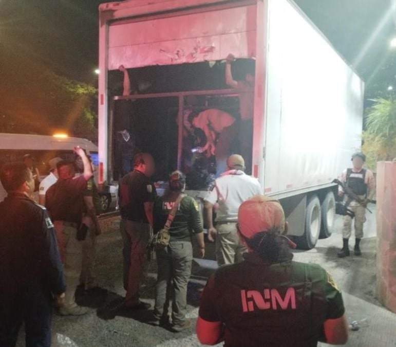 Migrantes encontrados en la caja de un tráiler en Chiapa de Corzo, Chiapas