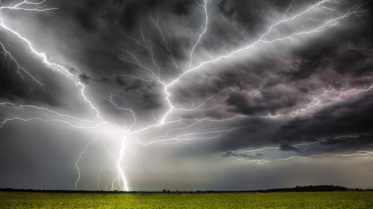 Recientemente se ha hablado de la "tormenta negra" por las lluvias récord en Asia. Te explicamos qué es esta alerta.